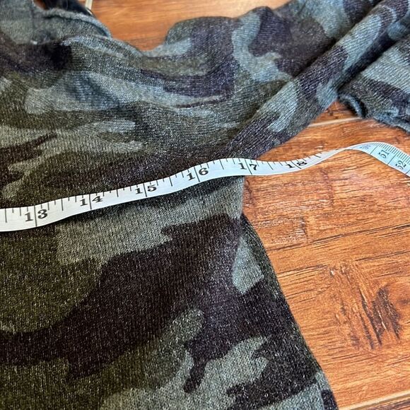 Sanctuary Size XS Camo Camouflage Cold Shoulder Long Sleeve Top V-Neck - Picture 10 of 11